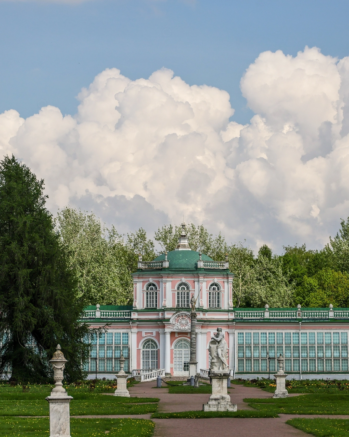 Большая каменная оранжерея