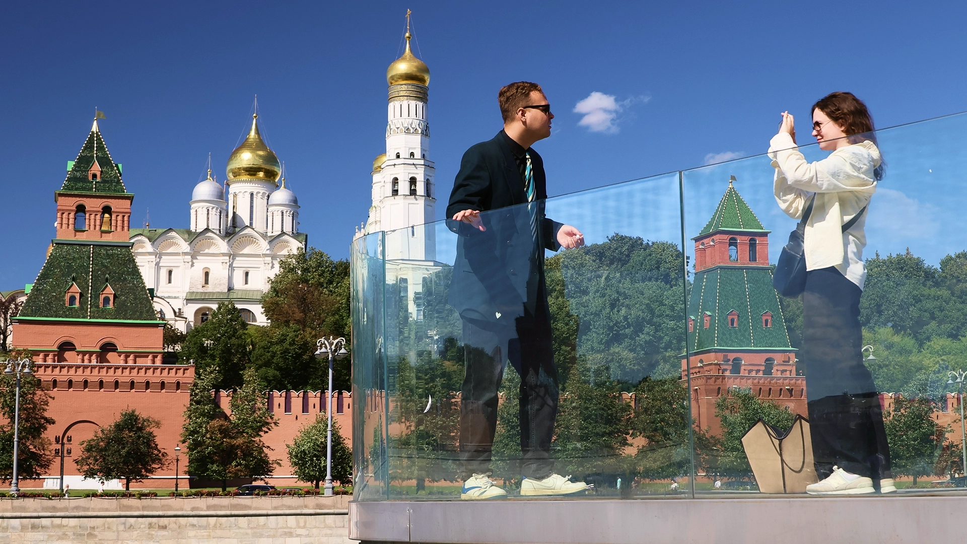 Горожане на Парящем мосту в парке "Зарядье"
