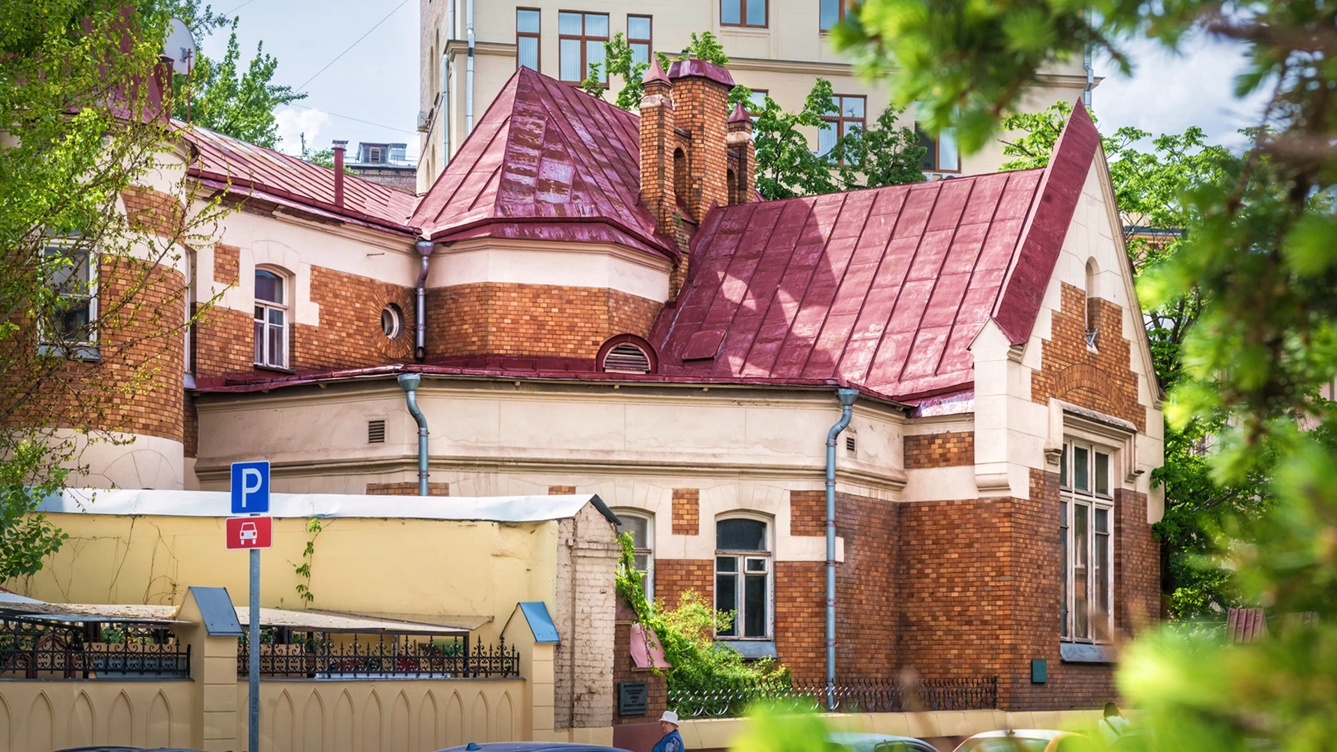 «Избушка непотребной архитектуры»