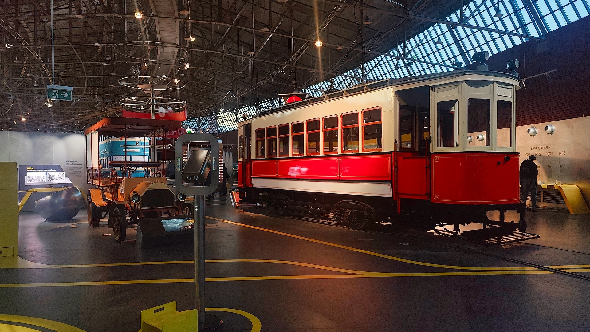 Макет автобуса Daimler Omnibus 1 Т и трамвайный вагон БФ Фото- Мария Елисеева