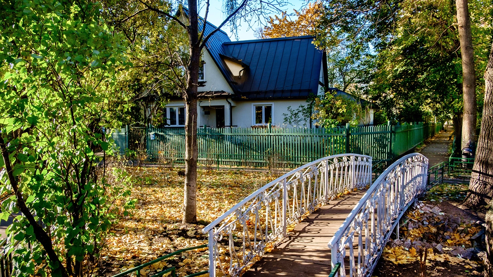 Москва, район Сокол, декоративный мостик в "Посёлке художников"