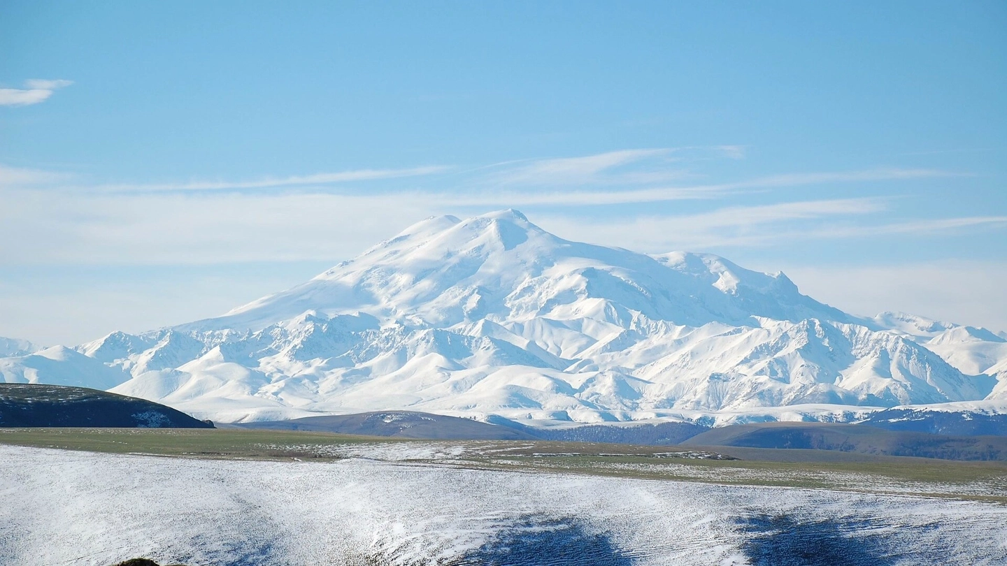 Mount_Elbrus_May_2008