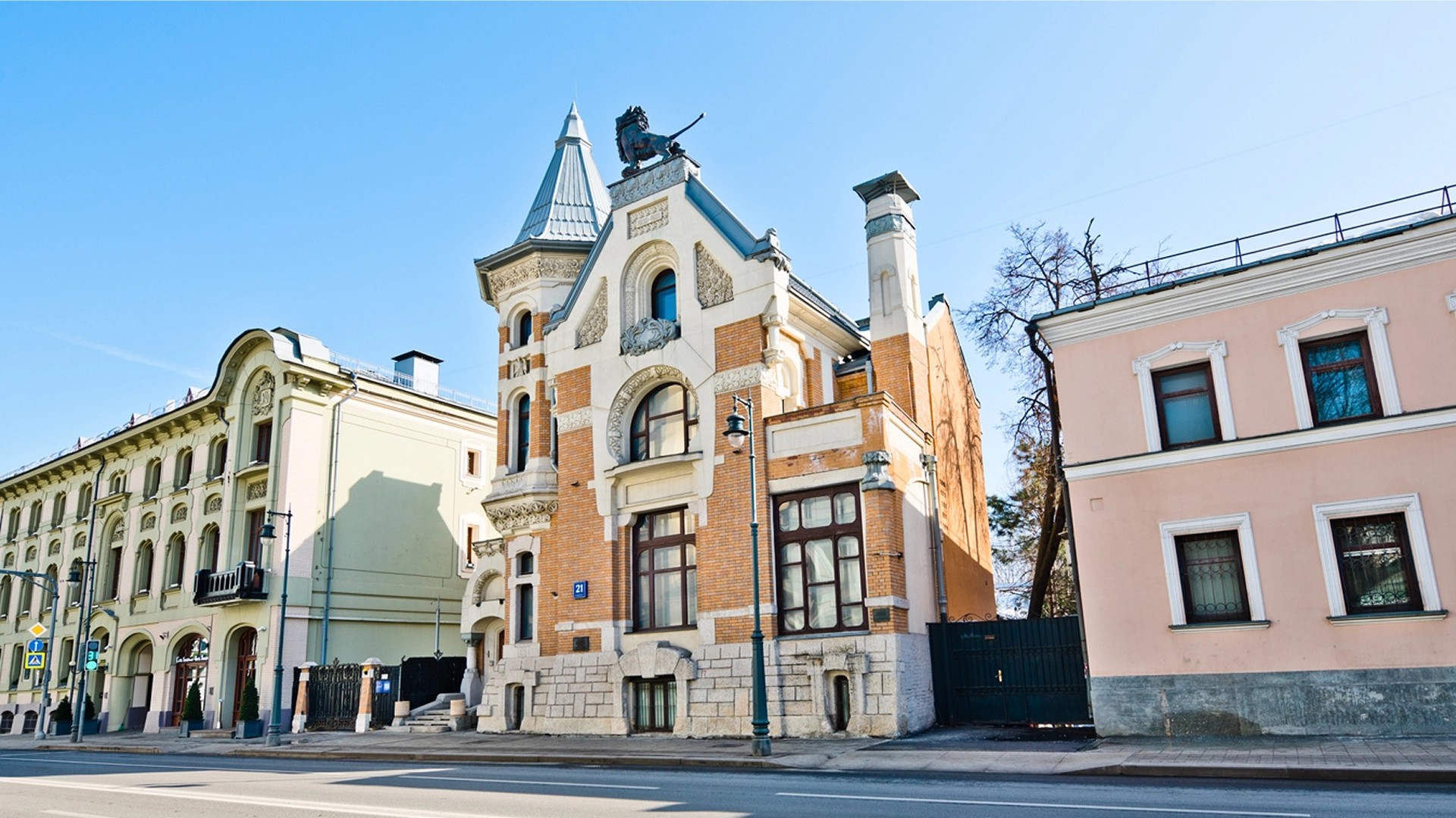 Особняк Кекушевой. Ранняя весна. Солнечно. Улица Остоженка
