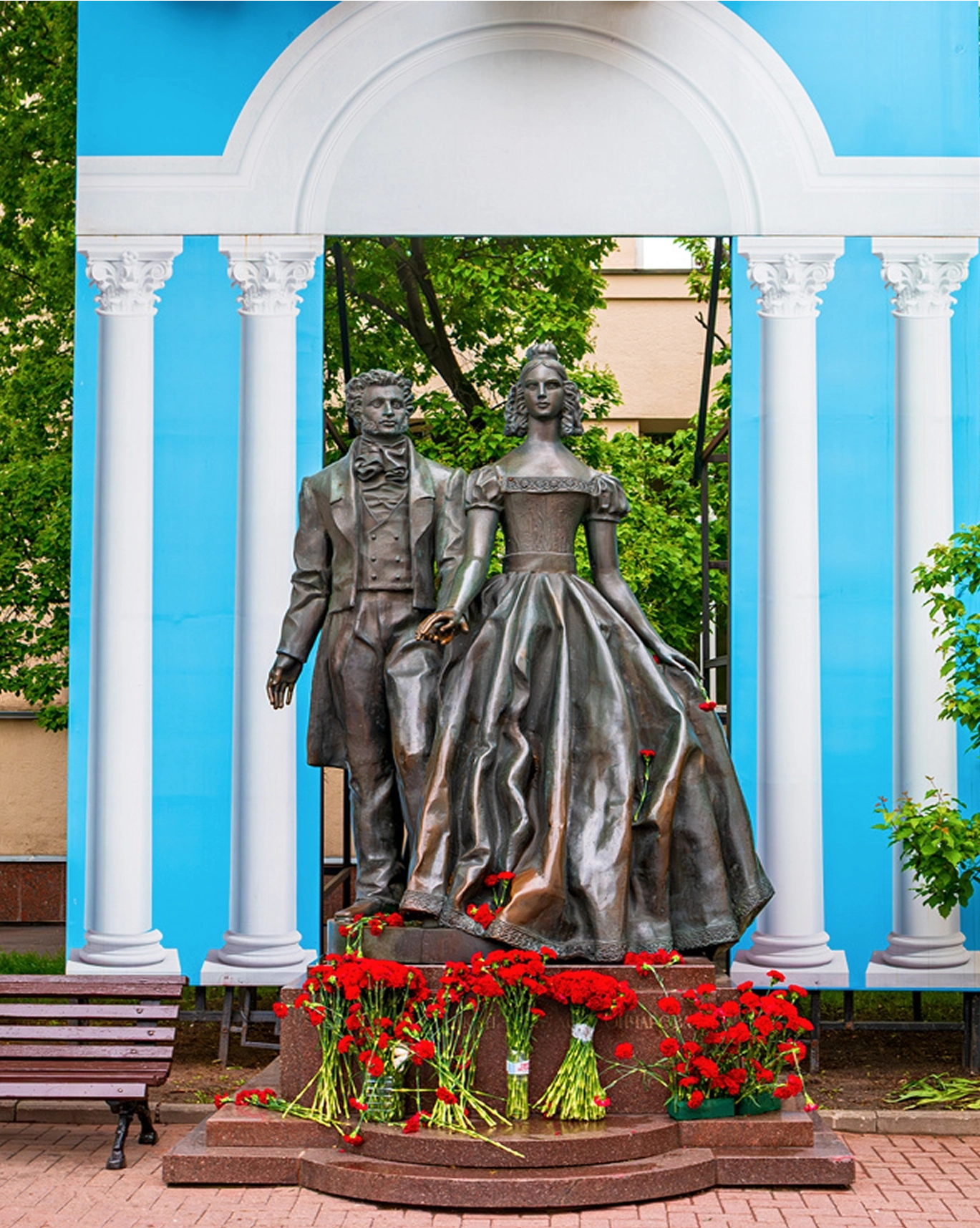 Памятник А.С. Пушкину и Н.Н. Гончаровой