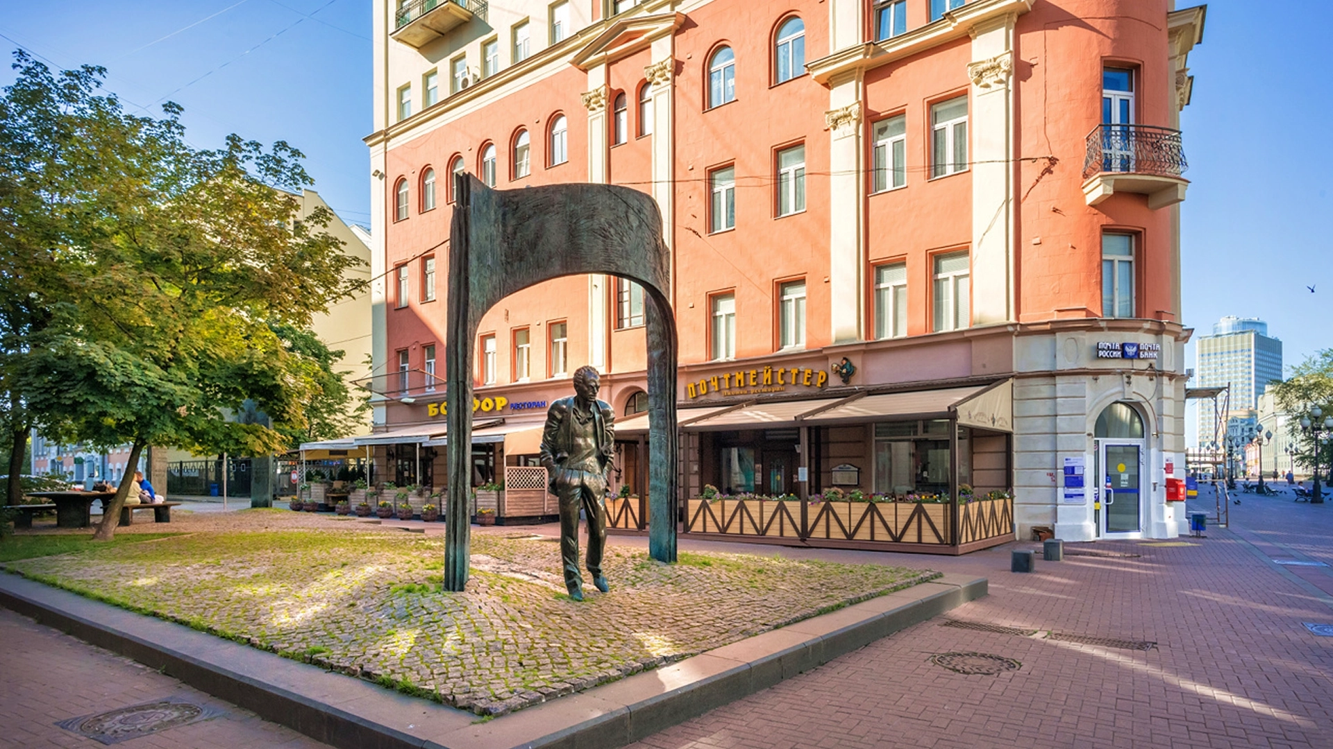 Памятник Булату Окуджаве на Арбате в Москве