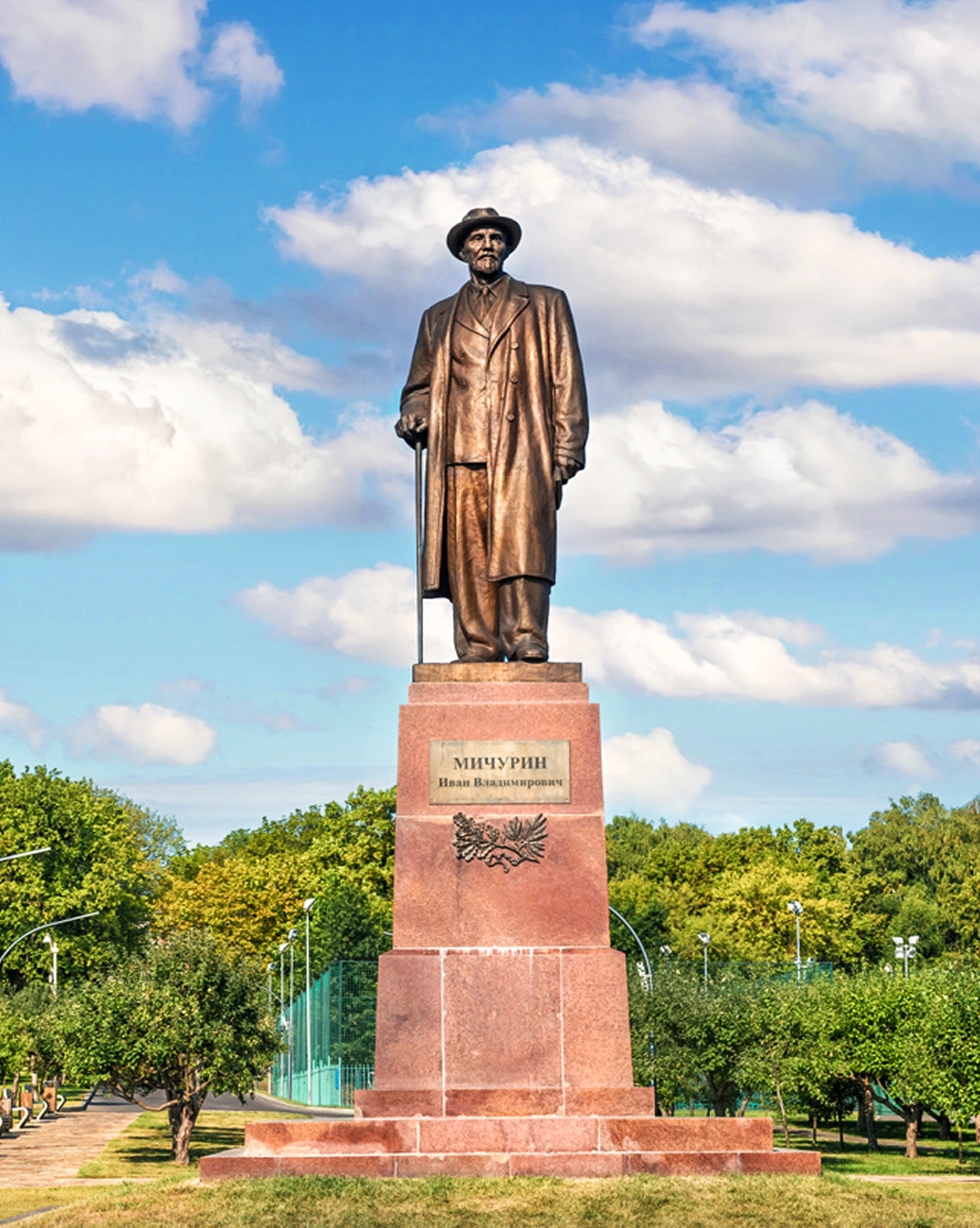 Памятник Мичурину и Мичуринский сад