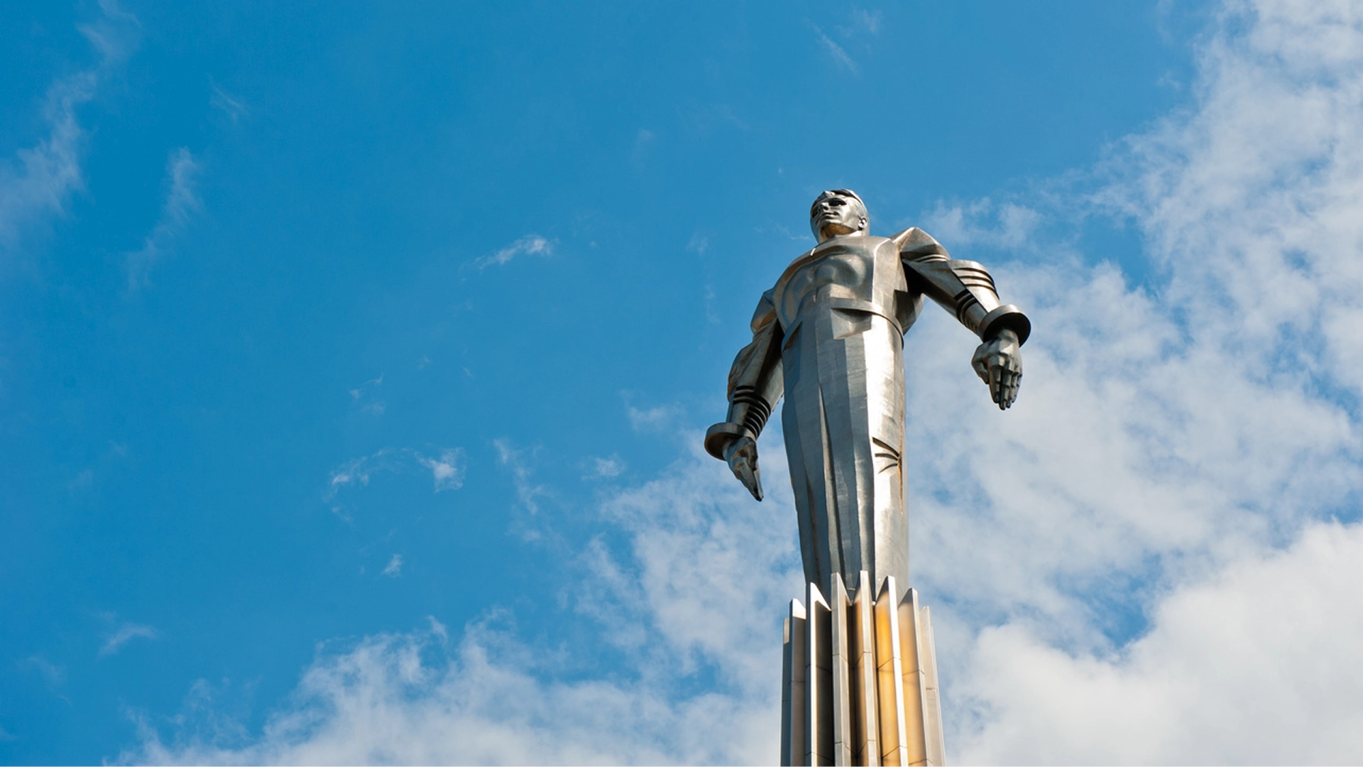 Памятник Юрию Гагарину на фоне голубого неба