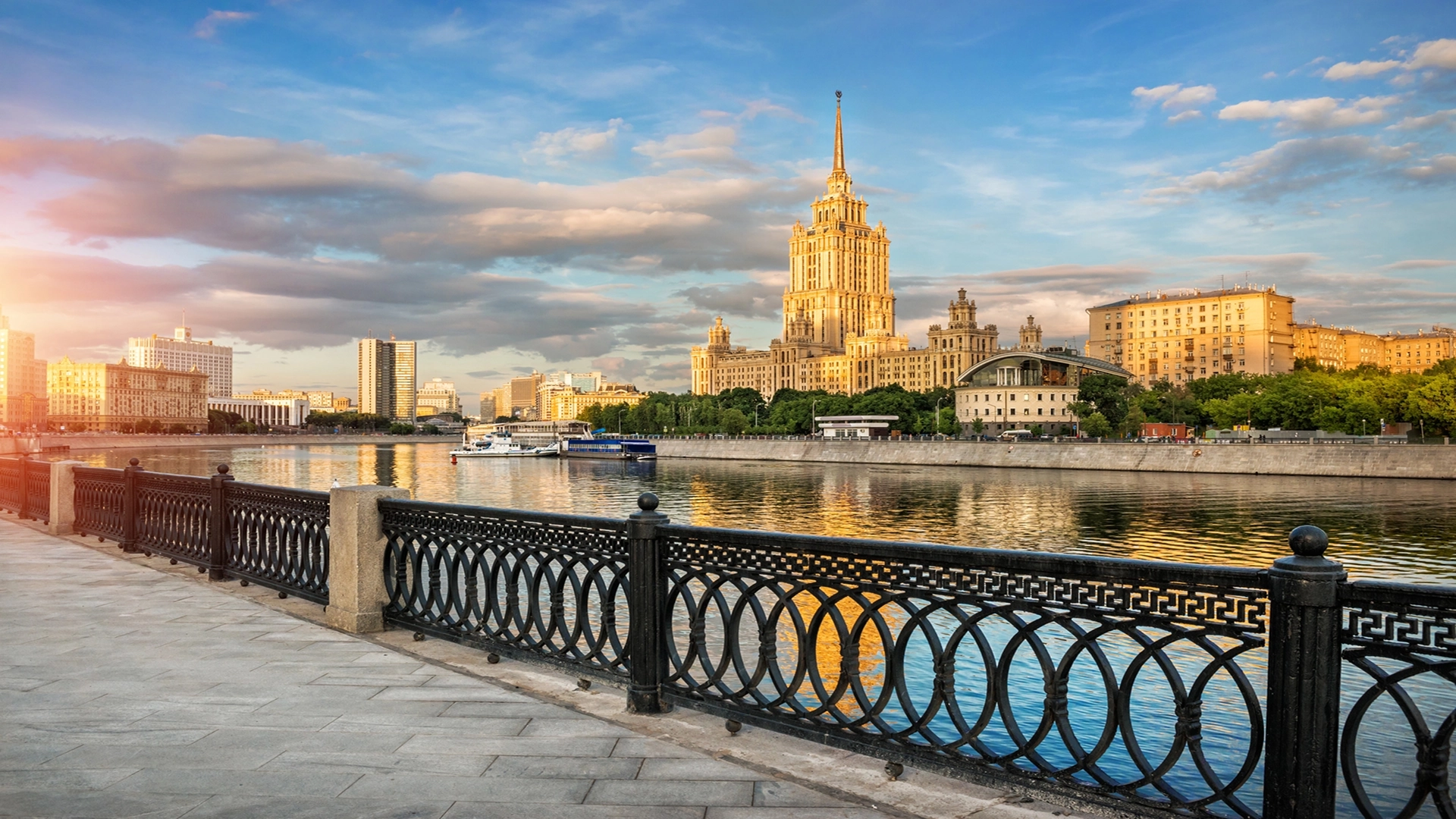 прогулки по набережным Москвы