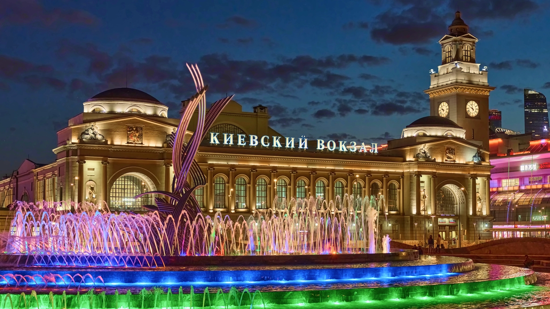 Рассмотреть дебаркадер Киевского вокзала