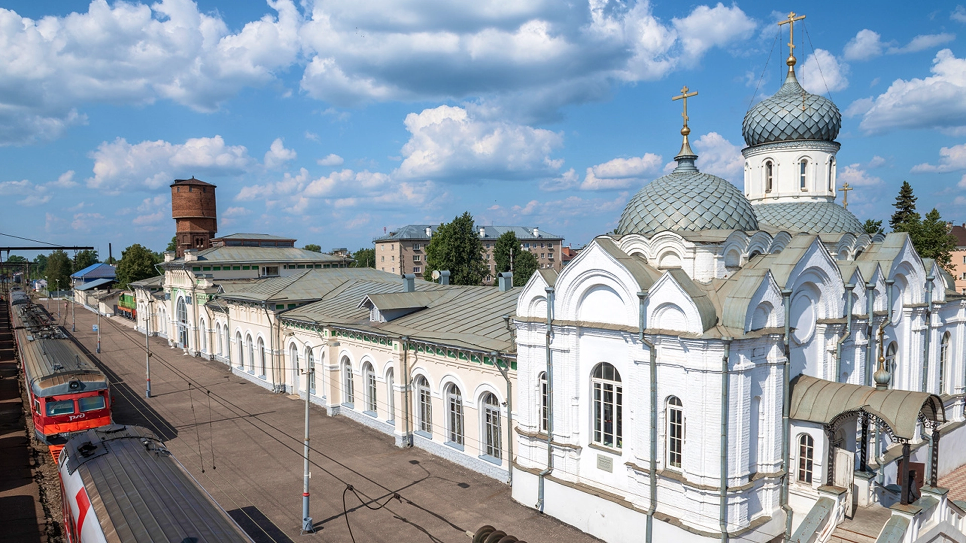 Вид на старинное здание железнодорожного вокзала с церковью Николая Чудотворца в городе Буй
