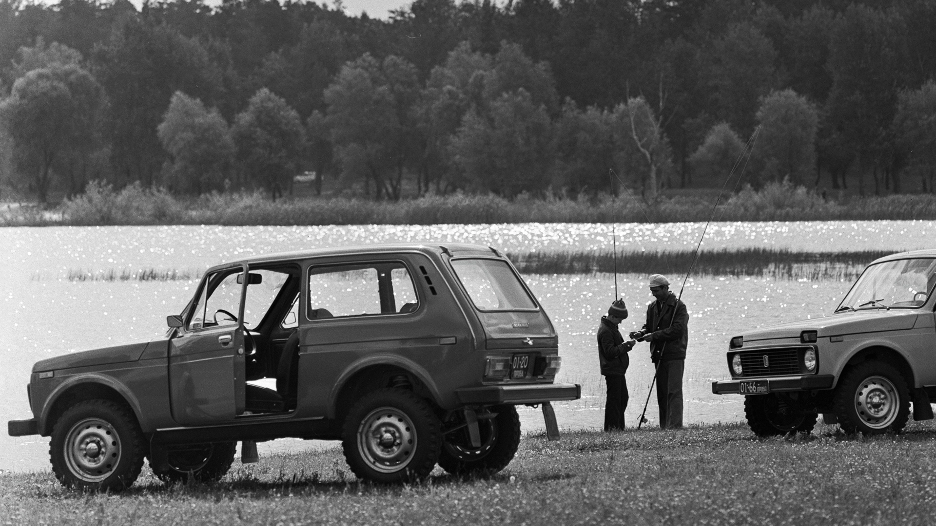 Взрослый и ребенок у автомобиля «Нива» на берегу водоема, 1979 год