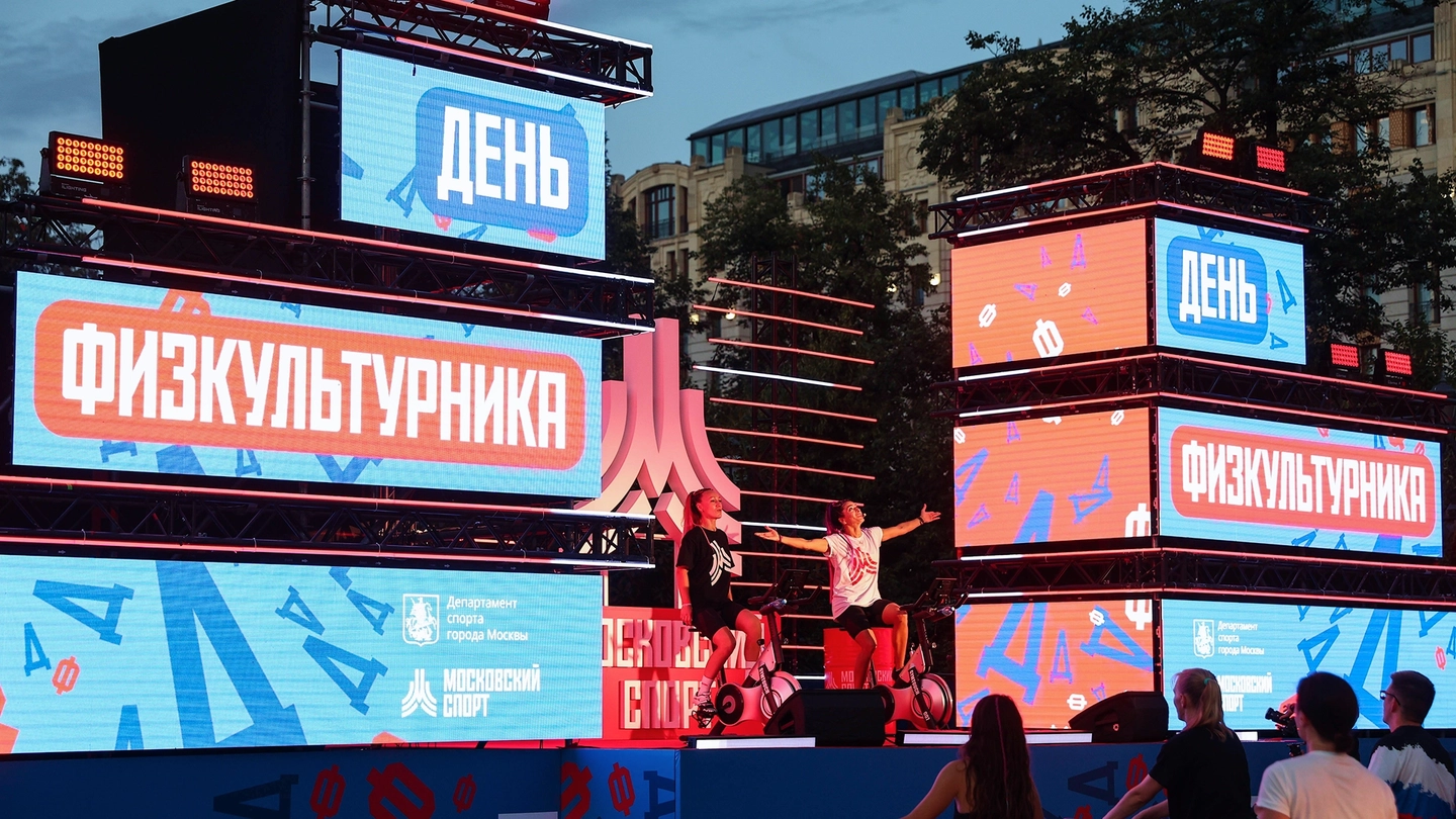 Забег на трамплин и фитнес-челлендж- чем заняться в День физкультурника в Москве обложка