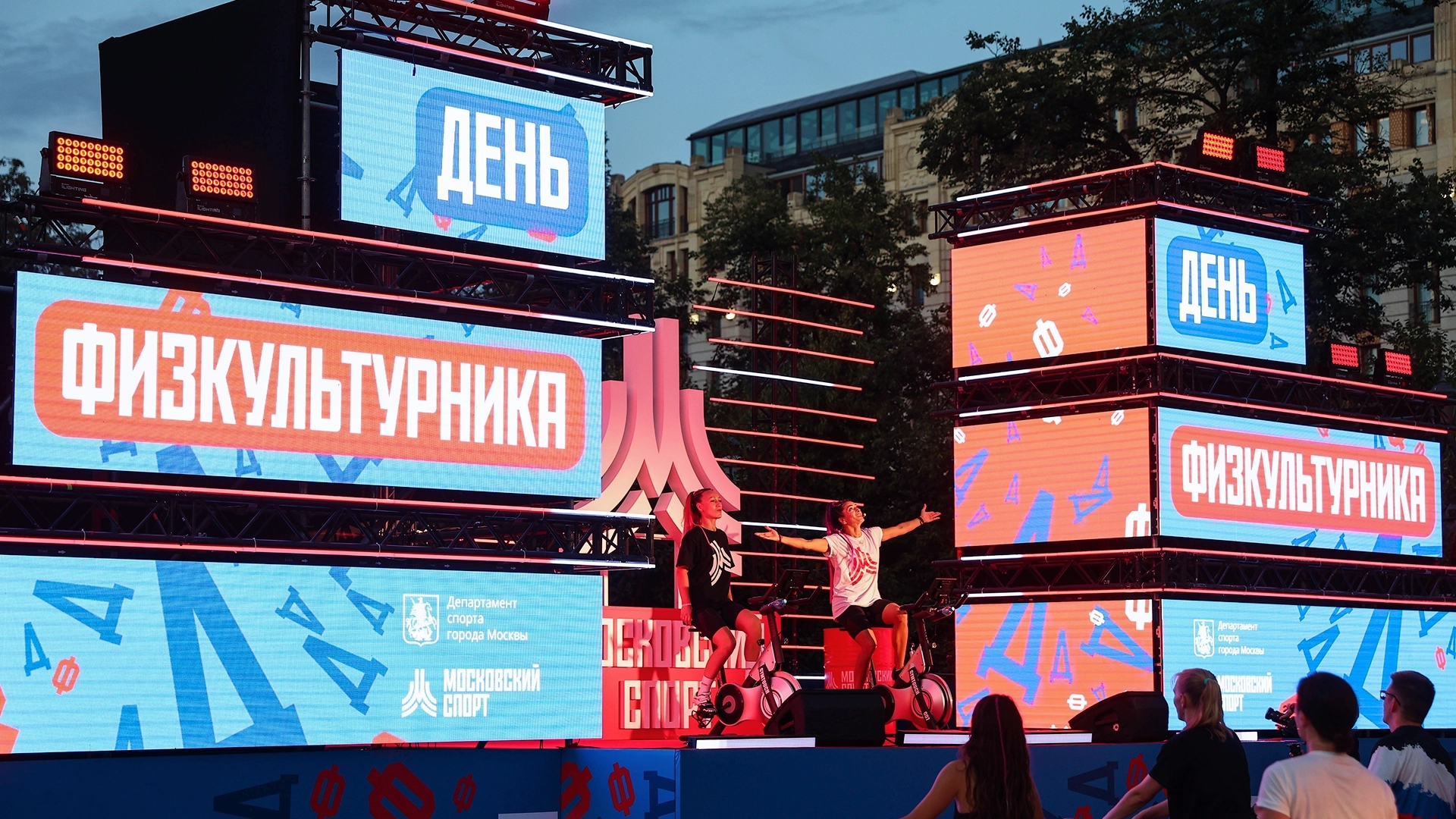 Забег на трамплин и фитнес-челлендж- чем заняться в День физкультурника в Москве обложка