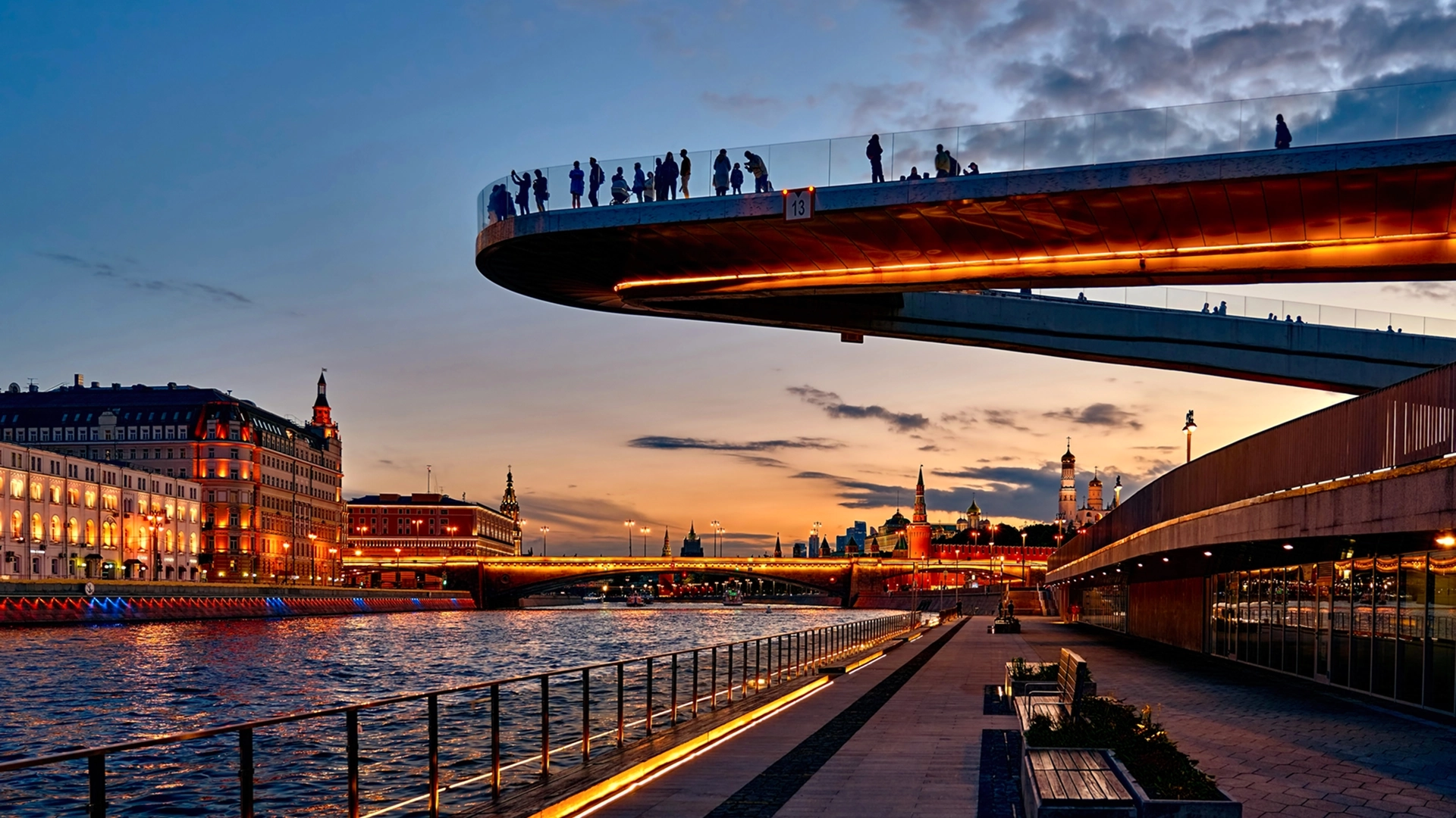 Зарядье парящий мост вечером